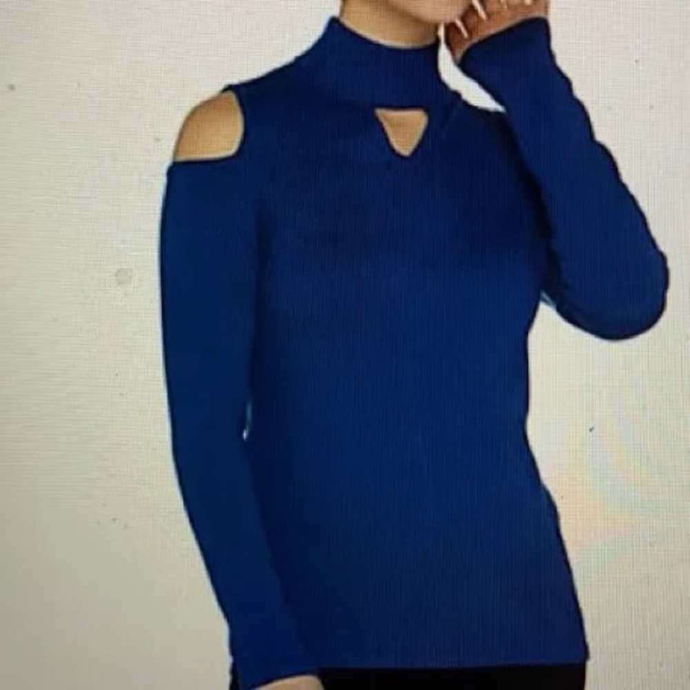 SUSAN GRAVER BLUE COLD SHOULDER TOP!